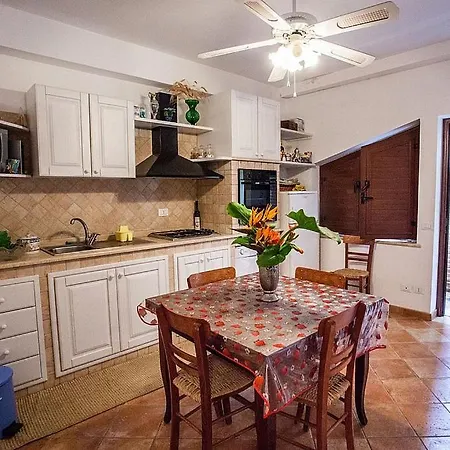 Sleeps 4 Air Con Wifi Locri