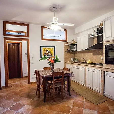 Sleeps 4 Air Con Wifi Apartment